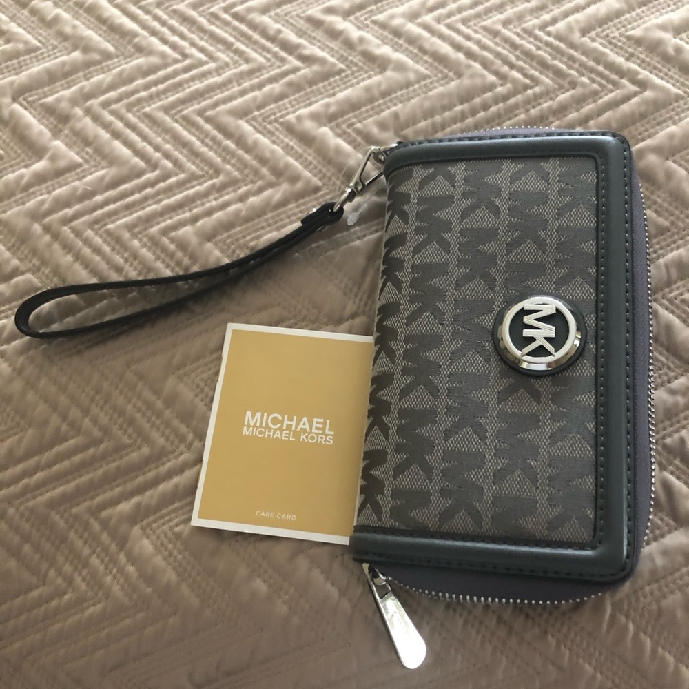 NWOT Michael Kors wristlet. Grey.